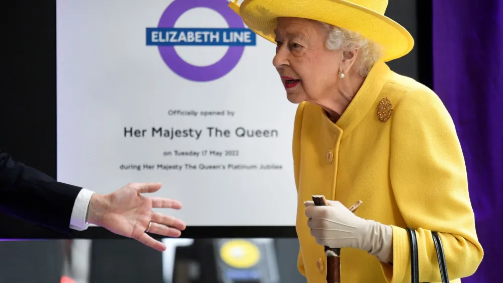 Britain's Queen Elizabeth looks on during an event to mark the completion of the Elizabeth Line at Paddington Station in London, Britain, May 17, 2022. RUTERS/Toby Melville