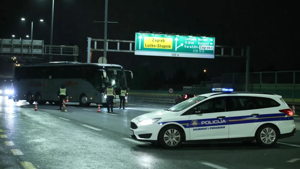 22.05.2022.,Zagreb,Lucko - Nakon utakmice Dinamo - Hajduk (3:1), krenuo je masovni povratak Torcide prema jugu, a na putu su izbili i neredi, odnosno opca tucnjava s policijom, pa je tako zatvorena dionica autoceste A1 između cvorova Lucko i Karlovac. Autocesta je zatvorena u oba smjera. Photo: Goran Stanzl/PIXSELL