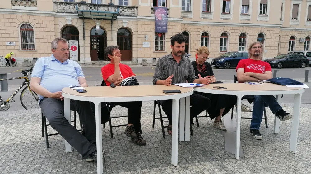 Nova Gorica, Trg Evropa.<br>Novinarska konferenca o tem, da so mednarodno priznani glasbeni festivali na Goriskem izgubili podporo ministrstva za kulturo.<br>Borut Basin iz Hise kulture v Smartnem v Goriskih Brdih, organizator Brda Contemporary Music Festival Zlatko Kaucic, soorganizator festivala Glasbe sveta Tadej Stolic, direktorica javnega zavoda GO!2025 Kaja Sirok in organizator festivala Sajeta Janez Leban.