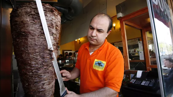 Ahmet Guenaes, Mitarbeiter des Doener-Imbiss Halici, schneidet am Mittwoch, 23. April 2008, in Berlin Doenerfleisch von einem Spiess. In der Hauptstadt koennen Doener-Liebhaber auch Doener bestellen, die mit Neuland-Fleisch aus tiergerechter Haltung hergestellt werden. (AP Photo/Miguel Villagran)---Ahmet Guenaes cuts meat for a kebab sandwich during a promotional event for high quality kebab meat in Berlin, on Wednesday, April 23, 2008. (AP Photo/Miguel Villagran)