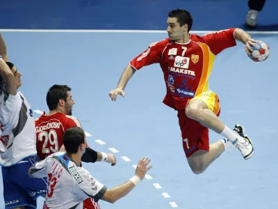 Macedonia's Kiril Lazarov tries to score next to Serbia's players during their Men's World Handball Championship main round group II match in Zadar January 27, 2009.  REUTERS/Oleg Popov(CROATIA)