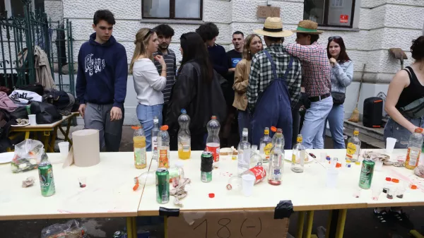 17.05.2024 - zaključek šolskega leta - maturanti - Gimnazija Poljane – veselje dijakov ob zaključku 2. ocenjevalnega obdobja in pouka za zaključne letnike v šolskem letuFOTO: Luka Cjuha