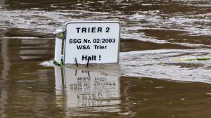 18 May 2024, Rhineland-Palatinate, Trier: A sign at the jetty submerged on the banks of the Moselle at high tide in Zurlauben. The German Weather Service has issued the highest warning level for Trier. Photo: Andreas Arnold/dpa