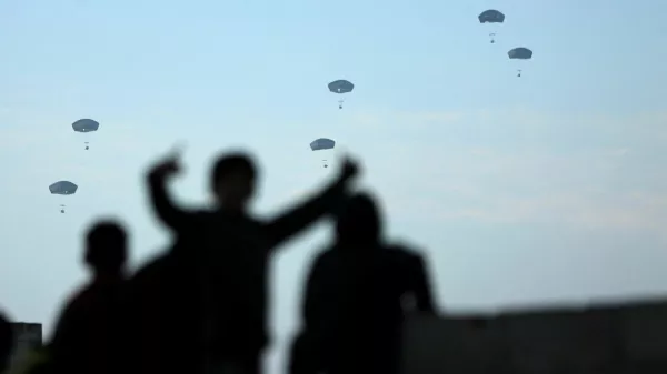 U.S. military carries out its first aid drop over Gaza, amid the ongoing the conflict between Israel and the Palestinian Islamist group Hamas, in Gaza City, March 2, 2024. REUTERS/Kosay Al Nemer