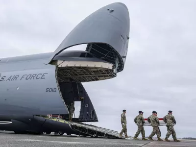 02 February 2024, US, Dover: A carrier team from Dover Air Force Base moves the remains of a US soldier from Willingboro from a C-5 Galaxy aircraft to a transport vehicle. Following the deadly attack on American soldiers in Jordan by pro-Iranian militias, the United States launched a massive response against targets in Iraq and Syria. Photo: Saquan Stimpson/ZUMA Press Wire/dpa