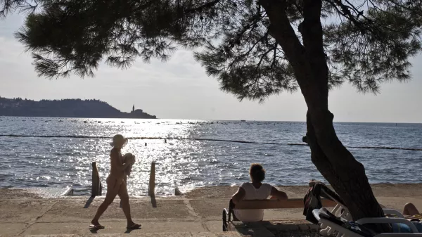 - Strunjan, strunjanska plaža, kopalci, ukinjeno plačevanje vstopnine za na plažo. //FOTO: Luka Cjuha