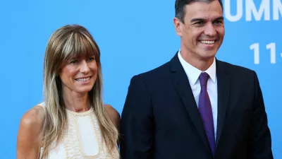 FILE PHOTO: Spanish Prime Minister Pedro Sanchez and his wife Begona Gomez arrive at a dinner hosted by Lithuanian President Gitanas Nauseda, during a NATO leaders summit in Vilnius, Lithuania July 11, 2023. REUTERS/Yves Herman/File Photo