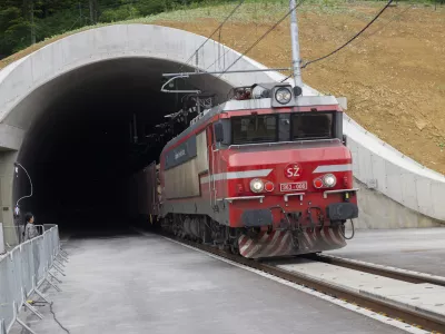 Maribor, na severnem portalu zelezniskega predora Pekel.Slovesnost ob zakljucku projekta nadgradnje zelezniske proge Maribor-Sentilj-drzavna meja.Vlak, promet, transport.