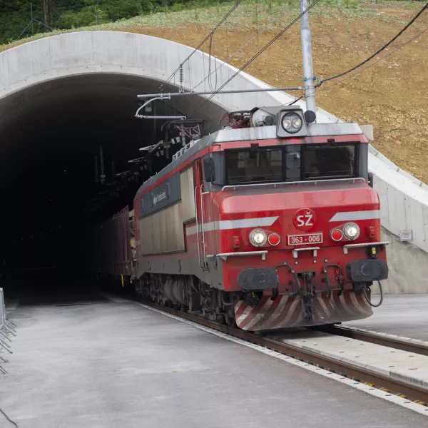 Maribor, na severnem portalu zelezniskega predora Pekel.Slovesnost ob zakljucku projekta nadgradnje zelezniske proge Maribor-Sentilj-drzavna meja.Vlak, promet, transport.