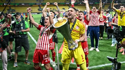 30 May 2024, Greece, Athens: Olympiacos player Alexandros Paschalakis (C) lifts the trophy as the team celebrates with the fans following the UEFA Europa Conference League Final soccer match between Olympiacos FC and AC Fiorentina at the Agia Sophia stadium. Photo: Stefanos Kyriazis/ZUMA Press/dpa