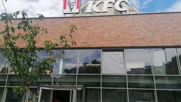 30.05.2024. Na novo postavljeni napisi KFC(Kentucky Fried chiken) ob trgovini Spar na Tržaški cesti na Viču. FOTO: Bojan Velikonja