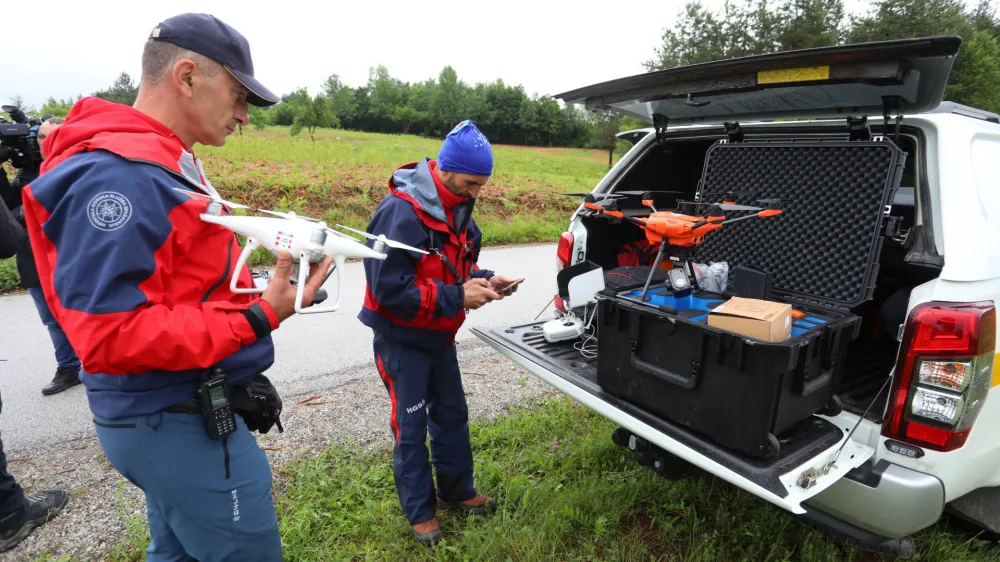 Šele iskanje razbitin letala z dronom je prineslo uspeh. F Pixsell