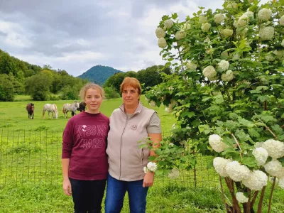 »Biti kmetica je poslanstvo in poklic, ki obenem združuje ter prepleta delo in družinsko življenje, kar je včasih težko,« pravi Petra Podgoršek, na fotografijo s hčerjo Mojco. 