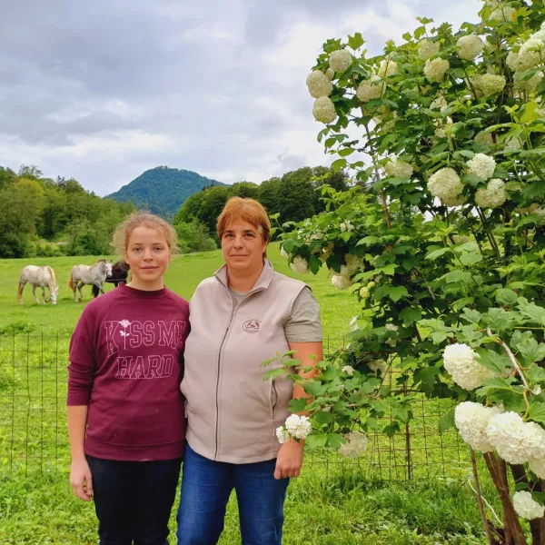 »Biti kmetica je poslanstvo in poklic, ki obenem združuje ter prepleta delo in družinsko življenje, kar je včasih težko,« pravi Petra Podgoršek, na fotografijo s hčerjo Mojco. 