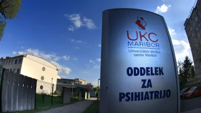 Maribor  Univerzitetni klinicni center  UKC  Oddelek za psihiatrijo  napis  psihiatrija  Desk _Notranja  Logotipi  Objekti  Zdravstvo  Zgradbe  Avtor Andrej Petelinsek