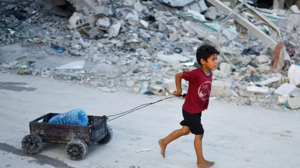 Če je priznanje Palestine eden od ukrepov, da preprečimo vojne zločine in druge kršitve človekovih pravic, je zagotovo legitimno, je dejala dr. Vasilka Sancin. Na fotografiji: V Gazi otroci umirajo ali se borijo za golo preživetje. 