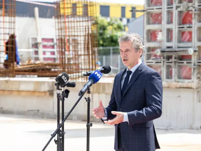 Ljubljana, Zvezna ulicaOgled gradnje novih stanovanj na Zvezni ulici, ki sta se ga udelezila ljubljanski zupan Zoran Jankovic in predsednik vlade Robert Golob.Predsednik vlade Robert Golob.