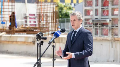 Ljubljana, Zvezna ulicaOgled gradnje novih stanovanj na Zvezni ulici, ki sta se ga udelezila ljubljanski zupan Zoran Jankovic in predsednik vlade Robert Golob.Predsednik vlade Robert Golob.