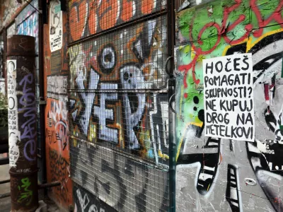 - Metelkova ulica - grafiti- 03.10.2023 - Zasvojenost s prepovedanimi drogami v Ljubljani – zbirališče odvisnikov od drog- narkomani - //FOTO: Tomaž SkaleOPOMBA – DNEVNIKOV OBJEKTIV – REPORTAŽA 2023 - 