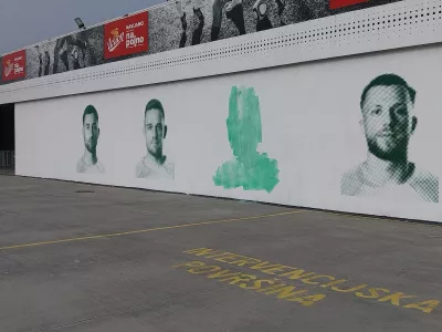 Slika enega od nogometašev na steni stadiona Stožice je že bila tarča vandalov. 