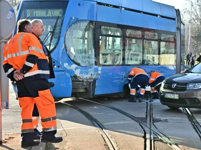 26.02.2024.,Zagreb - Na križanju Vukovarske i Držićeve u Zagrebu oko 7:30 sati se dogodila prometna nesreća. Tramvaj je izletio iz tračnica te se sudario s drugim tramvajem. Srećom, nema ozlijeđenih, ali tramvajski promet tim dijelom je u prekidu i stvaraju se velike gužve. Inače, riječ je o jednom od najprometnijih raskrižja u Zagrebu. Photo: Neva Zganec/PIXSELL