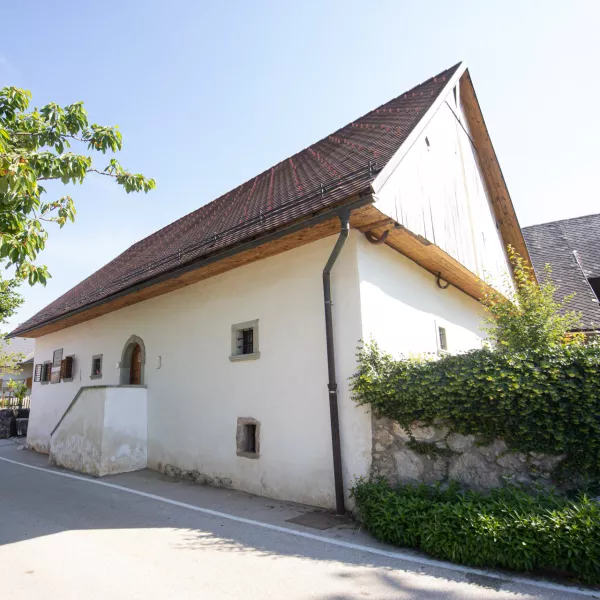 Zirovnica, Presernova rojstna hisa v Vrbi.Ministrica za kulturo Asta Vrecko je podpisala pogodbo z izvajalcem, ki bo Presernovo rojstno hiso obnovil in preuredil v sodoben muzejski kompleks.