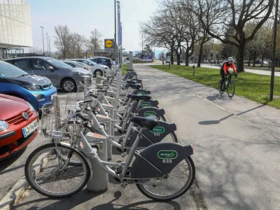 - 05.04.2022 – Litijska cesta pri Lidlu - Postajališče BicikeLJ, samopostrežni sistem izposoje koles v Ljubljani - mestno kolo - kolesarjenje - //FOTO: Luka Cjuha