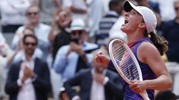 Tennis - French Open - Roland Garros, Paris, France - June 8, 2024 Poland's Iga Swiatek celebrates winning her final match against Italy's Jasmine Paolini REUTERS/Gonzalo Fuentes