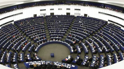 ARCHIV - Blick in das Europa Parlament in Strassburg waehrend der Rede des britischen Premierministers Gordon Brown am 24. Maerz 2009. Die Europawahl am 7. Juni ist fuer das EU-Parlament zugleich ein wichtiges Jubilaeum: Am 7. Juni 1979 wurden die Abgeordneten zum ersten Mal direkt von den Buergern gewaehlt. Bis dahin wurden die Parlamentarier von den Regierungen der einzelnen EU-Staaten entsandt. Mit der Wahl am 7. Juni wird das Europaparlament von derzeit 785 Abgeordneten auf 736 verkleinert. Deutschland als groesster EU-Staat wird aber unveraendert 99 Abgeordnete entsenden. (AP Photo/Christian Lutz, Archiv) ** zu unserem Stichwort ** --- FILE - In this March 24, 2009 file photo a general view of the European Parliament is seen as British Prime Minister Gordon Brown delivers his statement in Strasbourg, eastern France. (AP Photo/Christian Lutz, File)