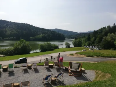 S terase lokala Luštn&#39; pod hrastom se odpira pogled na Gradiško jezero.