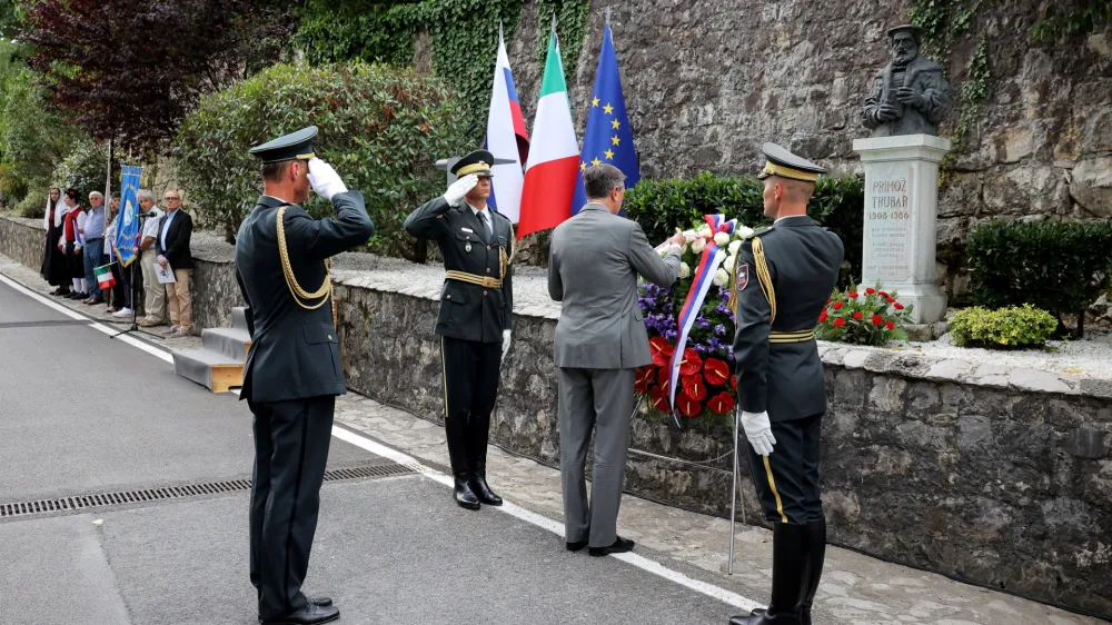 Sovodnje ob Soci.<br>Predsednik republike Borut Pahor se je na povabilo zupana obcine Sovodnje ob Soci Luce Piska udelezil slovesnosti Vsi smo Trubarjevi, ki jo pripravlja slovenska manjsina v Rubijah ob dnevu Primoza Trubarja.<br>Predsednik republike Borut Pahor.