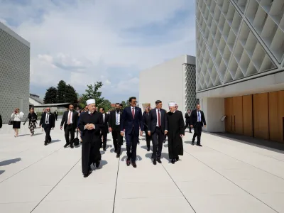 Delegacijo Katarja so med obiskom v Sloveniji varovali slovenski policisti, specializirani za varovanje in zaščito oseb in objektov. Na fotografiji: katarski emir je obiskal tudi ljubljansko džamijo. Foto: STA