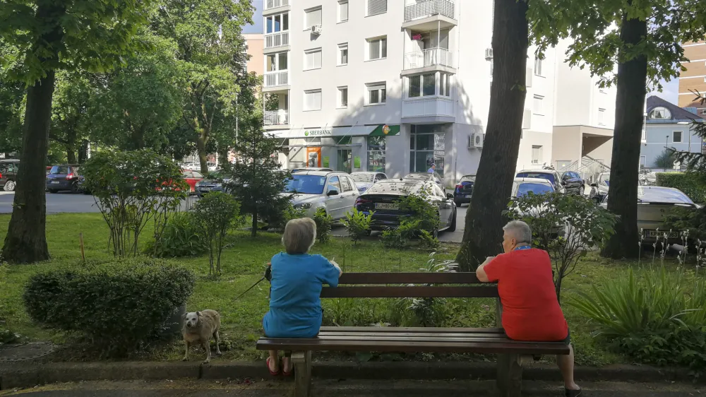 - Ljubljanski utrinek - gospe s kukom med počitkom na klopci v iki- 10.06.2019 - simbolična fotografija  pokojninska reforma - stareji občani, upokojenci, pokojnineFOTO: Matja Rut