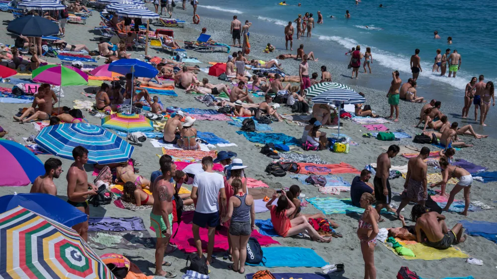 - 28.06.2016 - simbolična fotografija - Italijanska obala polna turistov - Cinque Terre - pet deel - poletje - vročina - morje - turizem - Ligursko morje - obala - ..//FOTO: Maja Marko