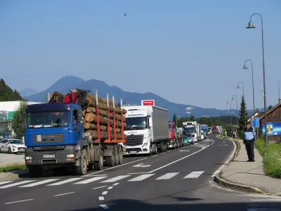 Mislinja, glavna cesta.<br>Prek druzbenih omrezij organizirano protestno preckanje glavne ceste skozi Mislinjo, s cimer so Korosci sporocali, da zelijo cimprejsnjo izgradnjo hitre ceste, ki bo regijo povezala s slovenskim avtocestnim krizem.<br>Zaradi protestnega preckanja ceste na prehodu za pesce v Mislinji so nastali vec kilometrov dolgi zastoji od Mislinje proti Velenju in Slovenj Gradcu.