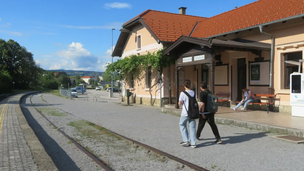 V Novem mestu naj bi ob prenovi ukinili postajališči Kandija (na sliki) in Center ter uredili nov Potniški center Novo mesto ter novo postajo Košenice. 