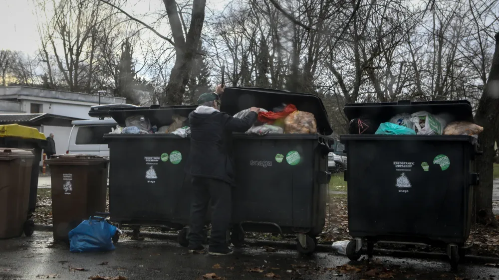 simbolična fotografija - revčina- 05.01.2022  brskanje po smeteh - odpadki - stiska revčina //FOTO: Luka Cjuha.