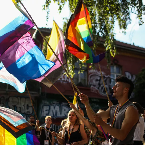 - simbolična fotografija - istospolnost - istospolna usmerjenost - homoseksualnost - - 11.06.2022 - Parada ponosa 2022 – mavrična povorka po ulicah Ljubljane in predstavitev organizacij LGBTIQ+ v parku Zvezda //FOTO: Bojan Velikonja