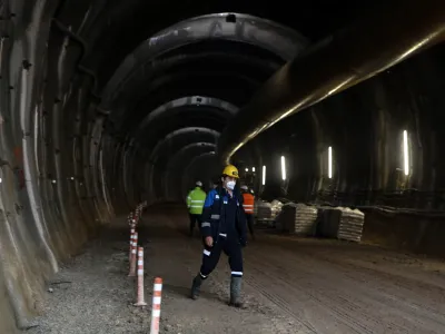 Na slovenski strani naj bi dodatna dela nastala zaradi poenotenja rešitve odvodnjavanja z avstrijsko stranjo in predvsem zaradi dodatnih zahtev Darsa zunaj predora.