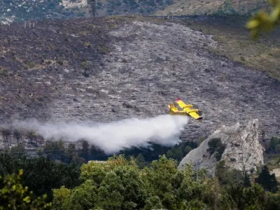 16.06.2022.,Podstrana, Strozanac - Kanader kupi more uz obalu Podstrane i Stobreca tijekom gasenja pozara u Zrnovnici koji je planuo sinoc. Photo: Miroslav Lelas/PIXSELL