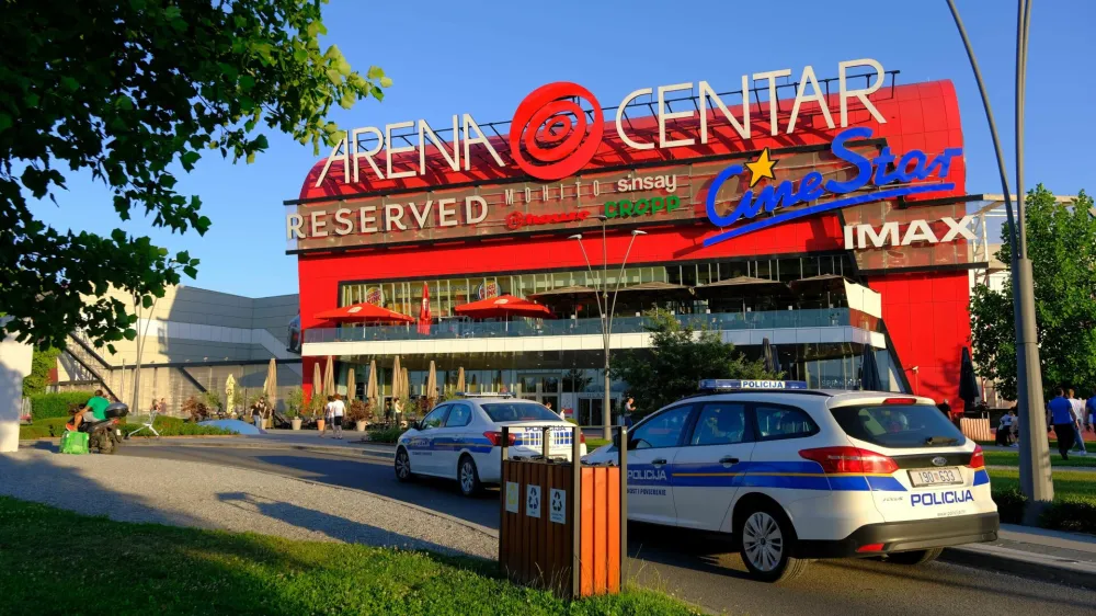 19.06.2022., Zagreb - Zaprimljena je nova dojava o bombi u trgovackom centru Arena centar. Posjetitelji su evakuirani, a pregled centra obavlja policija. Photo: Slaven Branislav Babic/PIXSELL