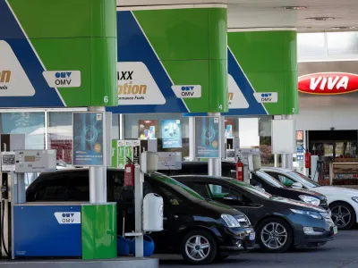 Cars wait at an OMV petrol station near the Slovakian border in Esztergom, Hungary, June 13, 2022. Picture taken June 13, 2022. REUTERS/Bernadett Szabo