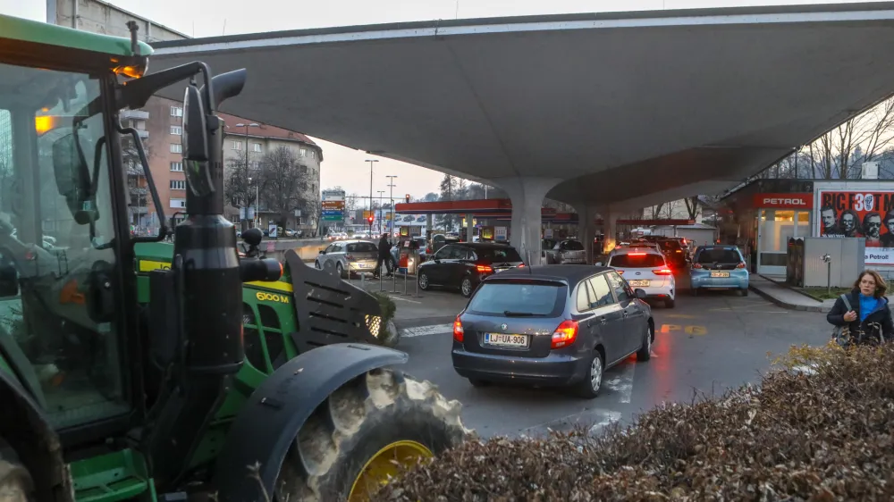 - 07.03.2022  Bencinska črpalka Petrol - podražitev bencina <br><br>//FOTO: Luka Cjuha.