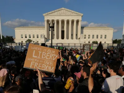 Zaradi odločitve za odpravo pravice do splava v vseh zveznih državah je pred ameriškim vrhovnim sodiščem in tudi v številnih drugih mestih v ZDA demonstriralo na tisoče ljudi.