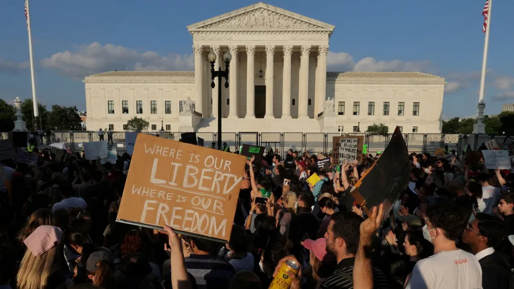 Zaradi odločitve za odpravo pravice do splava v vseh zveznih državah je pred ameriškim vrhovnim sodiščem in tudi v številnih drugih mestih v ZDA demonstriralo na tisoče ljudi.