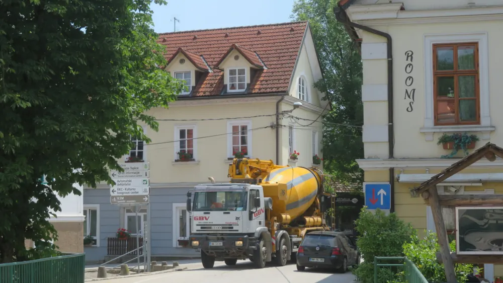 V Dolenjskih Toplicah se bodo po zgraditvi obvoznice rešili predvsem ozkega grla pri mostu v središču kraja.