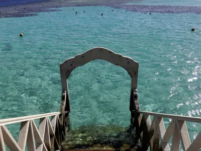 FILE PHOTO: Tourists snorkel near a beach of the Red Sea resort of Sahl Hasheesh, Hurghada, Egypt January 8, 2020. REUTERS/Amr Abdallah Dalsh/File Photo