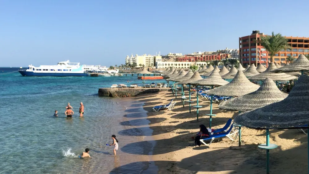 FILED - 22 May 2016, Egypt, Hurghada: Tourists stand in the water at a hotel beach in Hurghada. Two women have been killed in a shark attack near a famed Red Sea resort in Egypt, the Environment Ministry said on Sunday. Photo: picture alliance / Benno Schwinghammer/dpa