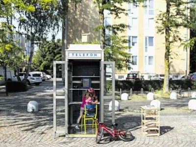 V parku Špica bodo eno leto stale prenovljene telefonske govorilnice.