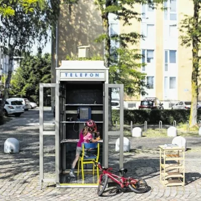 V parku Špica bodo eno leto stale prenovljene telefonske govorilnice.